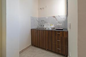 A kitchen or kitchenette at Wandr Regor - Sector 38, Near Medicity Medanta