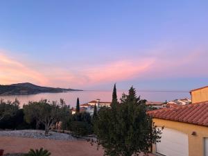 widok na wodę z domu w obiekcie Villa magnifique vue mer w mieście Banyuls-sur-Mer