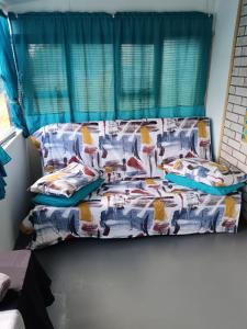 1 dormitorio con cama con colcha en Rusibiki, en Gqeberha
