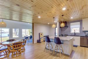 uma cozinha e sala de jantar com mesa e cadeiras em Modern Buckeye Lake Retreat Game Room and Fire Pit! em Hebron
