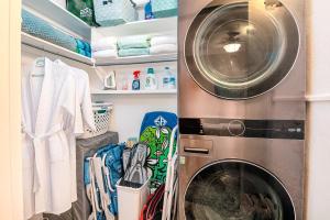 uma máquina de lavar e secar roupa numa lavandaria em ***SERENDIPITY ON THE MOANA - Legal & Oceanfront - Great for Work & Play!*** em Waianae