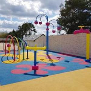 einen Kinderspielplatz mit farbenfrohem Spielplatz in der Unterkunft Bungalow de 3 chambres avec piscine partagee jardin amenage et wifi a Onzain in Onzain