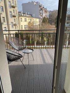 balcone con tavolo e sedia. di Konarskiego Residence a Cracovia