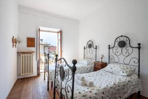 1 dormitorio con 2 camas y espejo en Historic Italian House in Val Grande near Lake Maggiore, en Premosello Chiovenda