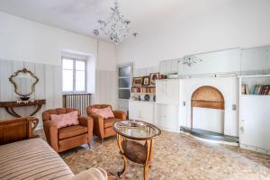 sala de estar con mesa y chimenea en Historic Italian House in Val Grande near Lake Maggiore, en Premosello Chiovenda