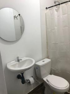 La salle de bains est pourvue de toilettes, d'un lavabo et d'un miroir. dans l'établissement Manglearena, à Tolú