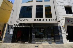 un edificio con un cartel de idiota en el idioma del albergue en HOSTAL LANCELOT en Chiclayo