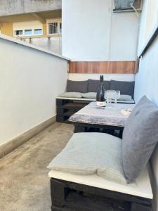 um pequeno quarto com uma mesa e um sofá em Apartment Maky em Zadar