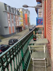 - Balcón con banco y botella de vino en NOUVEAU: Charmant appartement de 35m², en Mers-les-Bains