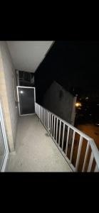 - une vue sur le balcon d'un bâtiment la nuit dans l'établissement Résidence appartement Oostende, à Ostende