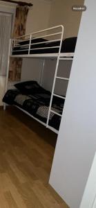 - un lit superposé blanc dans une chambre dans l'établissement Résidence appartement Oostende, à Ostende