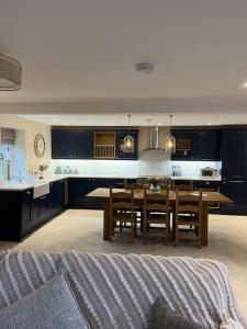 una cucina con un tavolo e una sala da pranzo di Converted Barn with Hot Tub, The Hayloft. a Carnforth Altre 9 foto