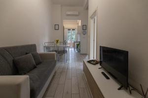 A television and/or entertainment centre at M.G Home a un passo da tutto