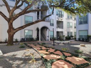 een gebouw met een boom en een loopbrug bij Best of Both Worlds in Houston