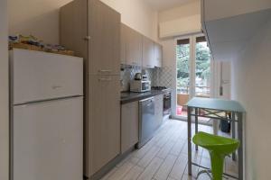 A kitchen or kitchenette at M.G Home a un passo da tutto