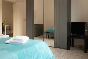 A bed or beds in a room at M.G Home a un passo da tutto