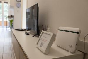A television and/or entertainment centre at M.G Home a un passo da tutto
