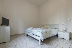 A bed or beds in a room at M.G Home a un passo da tutto