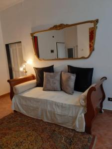 una camera da letto con un letto con uno specchio sul muro di MI12 ad Albenga