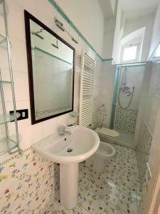 bagno con lavandino e servizi igienici di MI12 ad Albenga