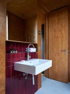 Ванна кімната в Landet, Designer Cabins in the Swedish Archipelago