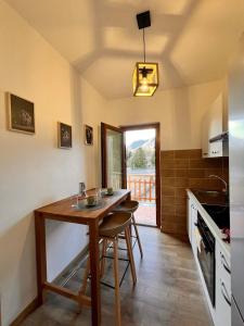 uma cozinha com mesa e cadeiras num quarto em La casa del Mercato em Santa Maria Maggiore