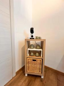 um pequeno suporte com uma câmera em cima em La casa del Mercato em Santa Maria Maggiore