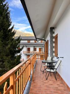 um pátio com uma mesa e cadeiras em uma varanda em La casa del Mercato em Santa Maria Maggiore mais 22 fotografias