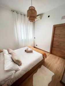 Casa Luna في برونيتي: غرفة نوم عليها سرير وفوط