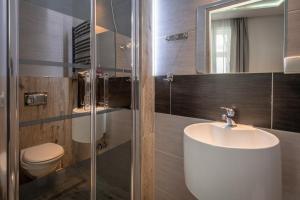 克拉科夫的住宿－70s Business Room，一间带水槽、卫生间和镜子的浴室