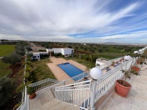 - une vue aérienne sur une maison avec une piscine dans l'établissement Auberge Billionaire, à Fès