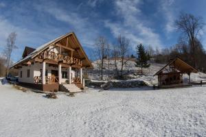 une maison dans la neige recouverte de neige dans l'établissement Vama Chalet, à Molidu