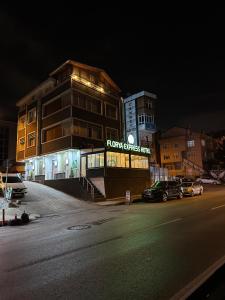 um edifício ao lado de uma rua à noite em FLORYA EXPRESS OTEL em Istambul