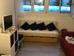 a small room with a bench with pillows on it at Studio Courchevel, 1 pièce, 2 personnes - FR-1-514-80 in Courchevel