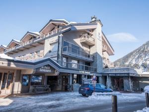 a building with a car parked in front of it at Studio Courchevel, 1 pièce, 2 personnes - FR-1-514-80 in Courchevel