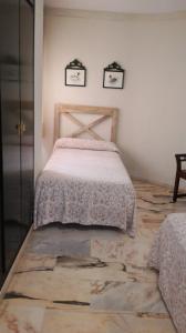 a bedroom with a bed and a rug at Gran piso familiar in Córdoba