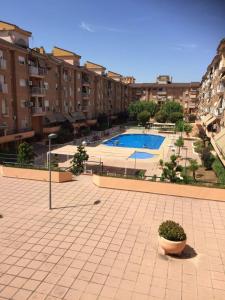 vistas a un patio con piscina y edificios en Gran piso familiar, en Córdoba