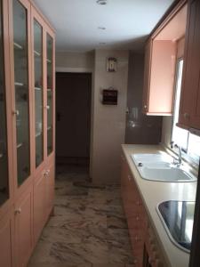 a kitchen with a sink and a counter top at Gran piso familiar in Córdoba