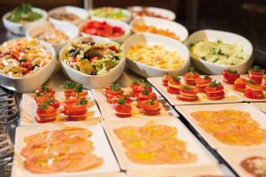 una mesa cubierta con aperitivos y tazones de comida en Riu Palace Aquarelle - All Inclusive en Falmouth