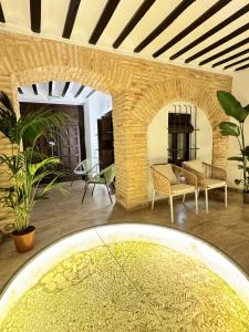 une chambre avec une table, des chaises et une piscine dans l'établissement MANZANO PALACE. Apartamentos con Terraza, à Almagro