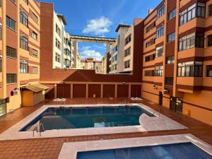 una piscina en un complejo de apartamentos con edificios en Apartamento María La Judía, en Córdoba