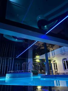 una piscina con luces azules en un edificio en Jarzębinowy Resort & SPA en Braniewo