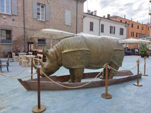Una statua di un rinoceronte in piedi su una barca. di Antonia's Guest House a Rimini