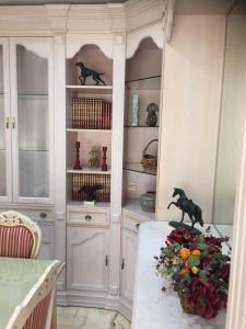 una cocina con una mesa con un tazón de flores. en Gran piso familiar, en Córdoba