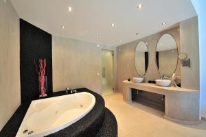 Kúpeľňa v ubytovaní Golden King Villas