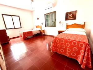una camera con letto e pavimento rosso di Villa Skiba Es Caló Formentera a Es Caló de Sant Agustí