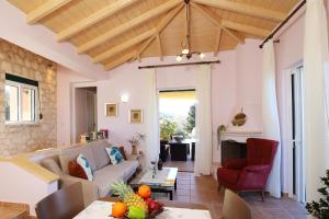 un soggiorno con un divano e un tavolo di Villa Belvedere Rosa a Tsoukalades