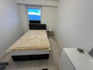 - une petite chambre avec un lit et une fenêtre dans l'établissement Ferien Monteur Wohnung sunshine, à Bodenwerder