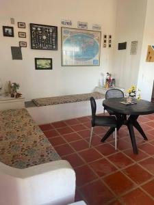 Casa de praia em Muriú في Ceará-Mirim: غرفة معيشة مع طاولة وأريكة وطاولة وكراسي