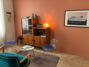 - un salon avec des chaises et une armoire dans l'établissement Le Diffonty Cosy Vintage centre Historique, à La Ciotat